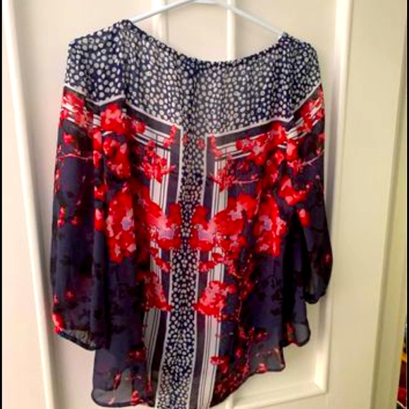 Beautiful Guess blouse - Picture 2 of 2